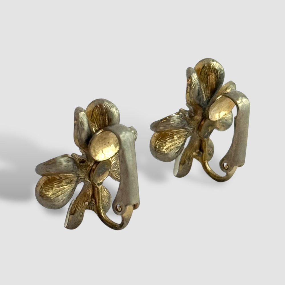 Vintage Mid Century White Enamel Dogwood Flower Earrings Gold Tone Retro Floral - Picture 5 of 5